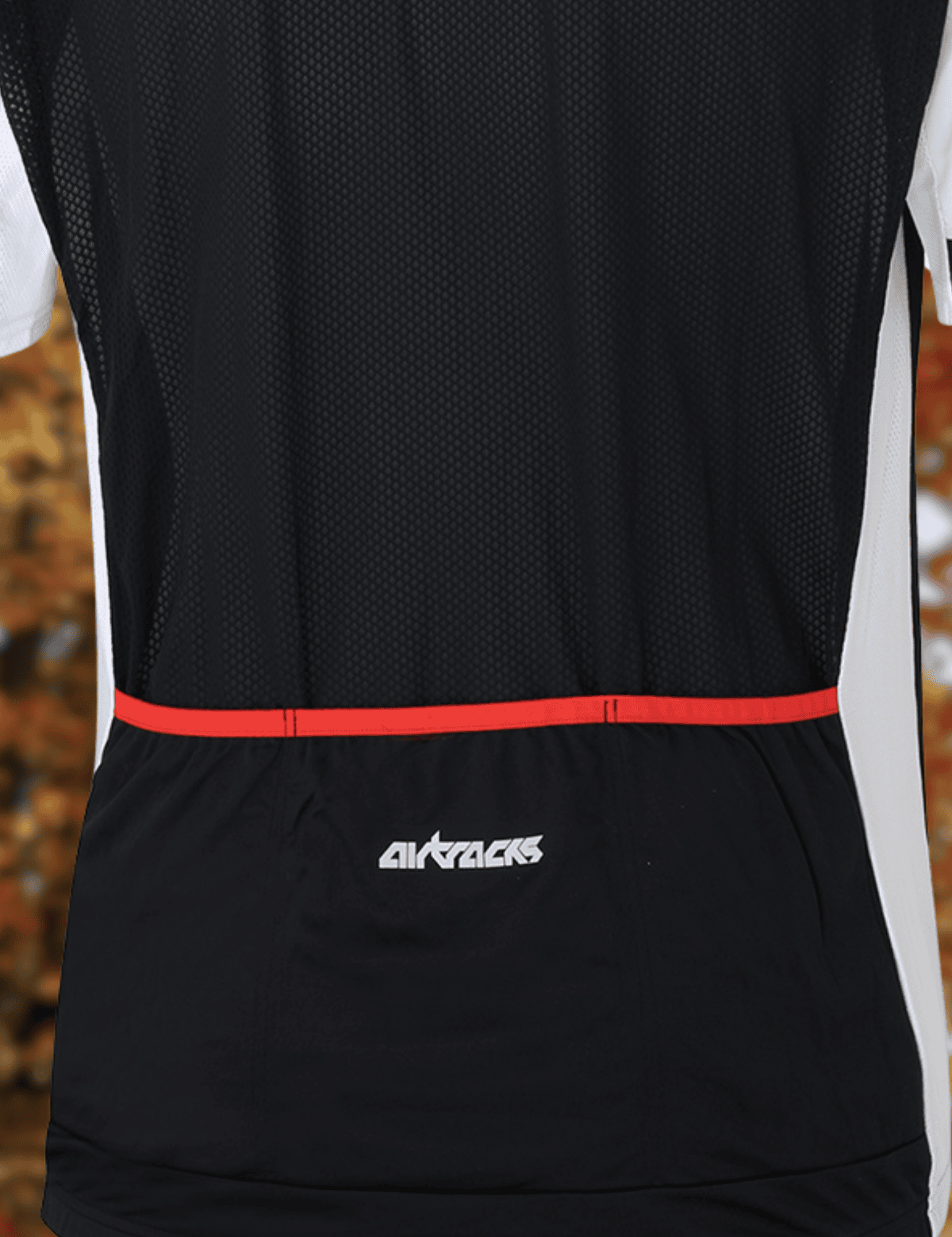 Bicycle de l'homme en maillot court -served par ligne noir et blanc
